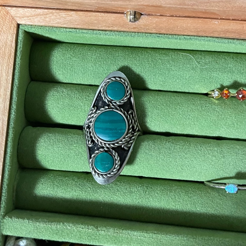 Adjustable gem ring